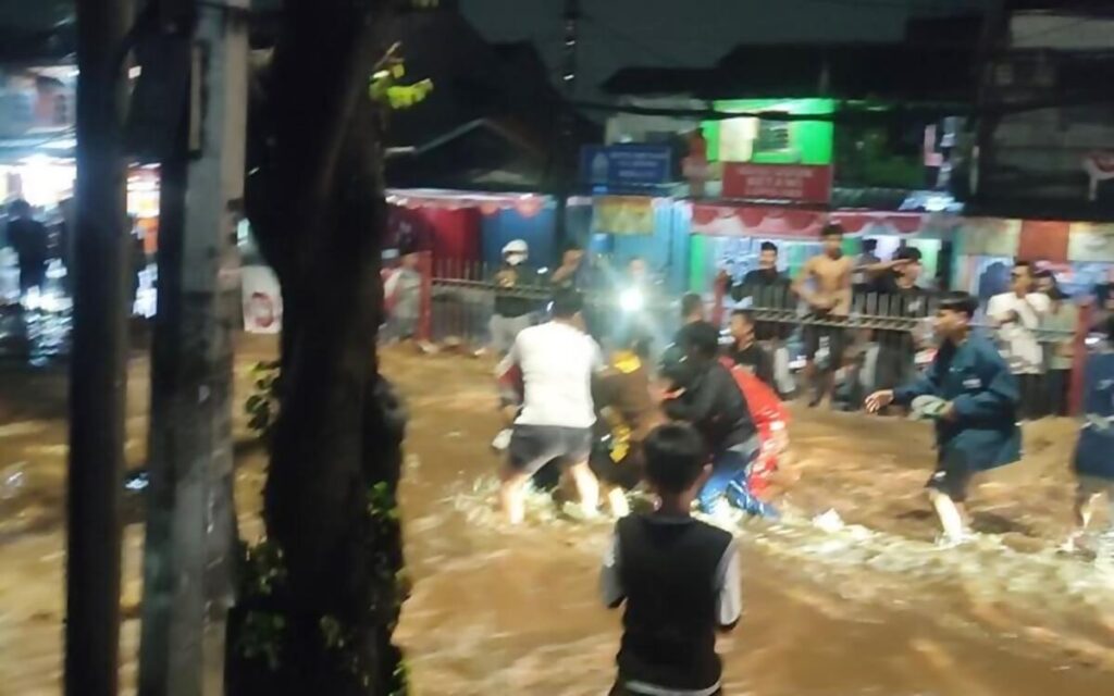 tanggul kali hek kramat jati jebol